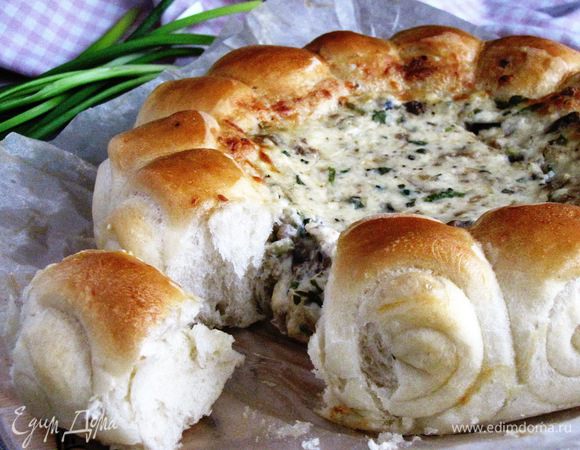 Кушаем, отламывая булочку и обмакивая в сырно—грибной соус. Запиваем чаем.:) Булочки мягкие и пушистые, соус потрясающе вкусный! Приятного аппетита!