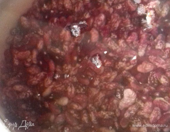 Залить водой и поставить вариться два часа на маленьком огне. Воды должно быть много.
