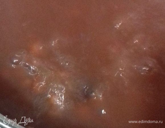 Это состояние воды примерно через час. Если вода выкипела надо добавить вновь. Фасоль всегда должна быть покрыта водой.