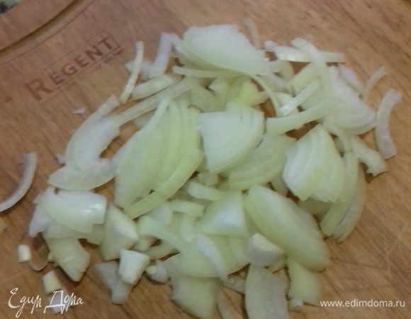 Луковицы порезать по полам и еще раз пополам.