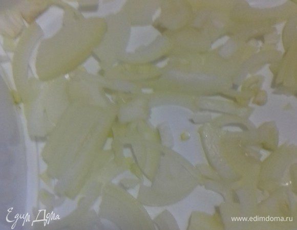 Порезанный лук сложить в емкость, в которой у вас будет фасоль.