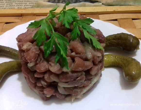 К фасоли подают различные соленья: красные и зеленые помидоры, огурцы, джонджоли, перец и капусту. Кому что нравится!