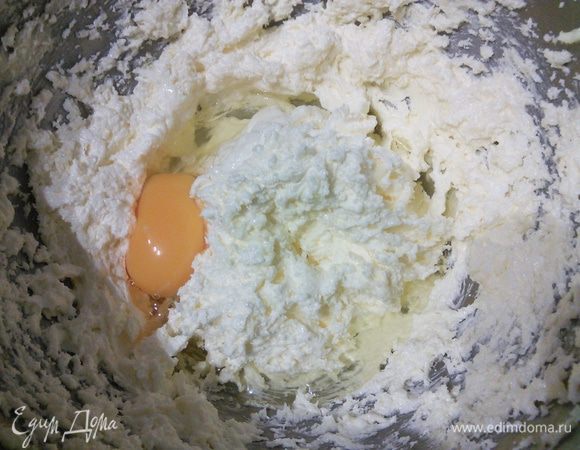 Для теста взбить масло комнатной температуры с сахаром до посветления и увеличения в объеме. Добавить яйцо и взбить еще в течение нескольких минут.