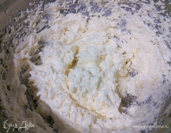 Во взбитое масло добавить апельсиновый ликер, взбить.