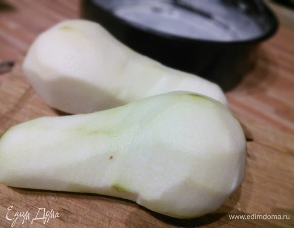 Груши очистить. Половину нарезать мелким кубиком. Разьемную форму (22–24 см в диаметре) смазать маслом и посыпать мукой или манкой.