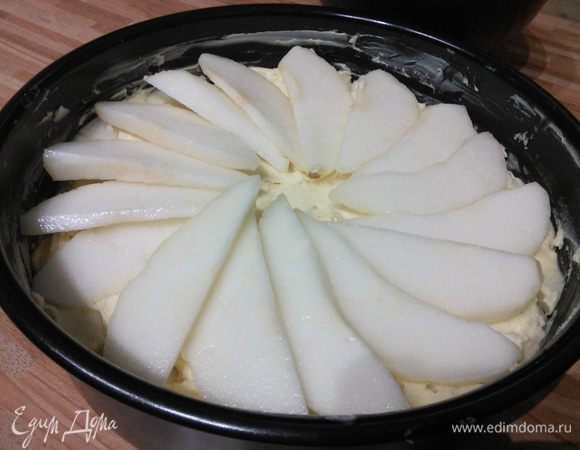 Во взбитое масло ввести муку, размешать лопаткой и вмешать груши, нарезанные кубиком. Тесто выложить в форму, разровнять, а сверху веером выложить грушевые пластины.