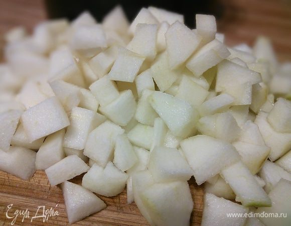 Вторую половину груш нарезать пластинами. Полить лимонным соком. У меня было 3 крупные груши, если у вас плоды средней величины, возьмите 4 шт.