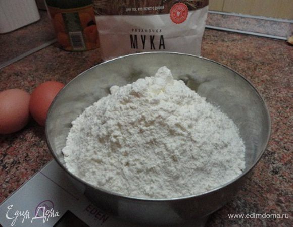 Муку смешать с ванильным сахаром.