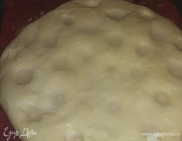 Нагреть духовку до 250°С.
Через час на фокачче сделать углубления подушечками пальцев и обильно полить холодной водой. Налить воды надо так, чтобы в углублениях стояли лужицы. Посыпать крупной солью.
Выпекать 10 минут с конвекцией.