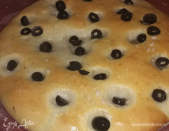 Через 10 минут лепешка подрумянится. Достать ее из духовки, смазать обильно маслом, посыпать порезанными маслинами и розмарином (я розмарин не добавляла,  т.к. не любят его у меня в семье).
И отправить в духовку на 2 минуты.
Повторить смазывание лепешки маслом еще раза два.
