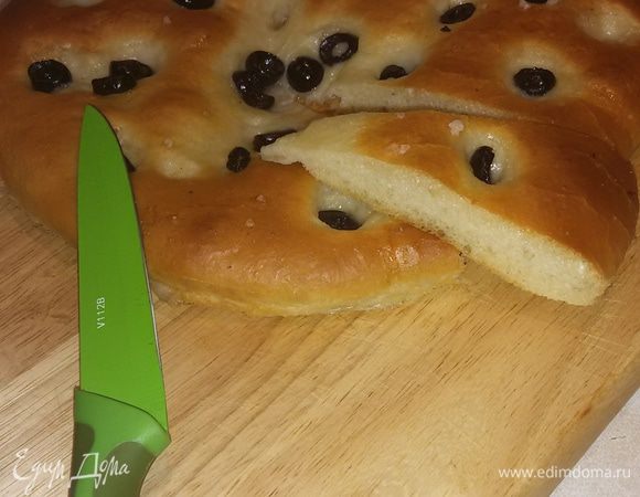 Углубления в фокачче должны остаться светлыми и мокрыми, а сама она румяная.
Очень вкусная и ароматная. Попробуйте сами.
Приятного аппетита!