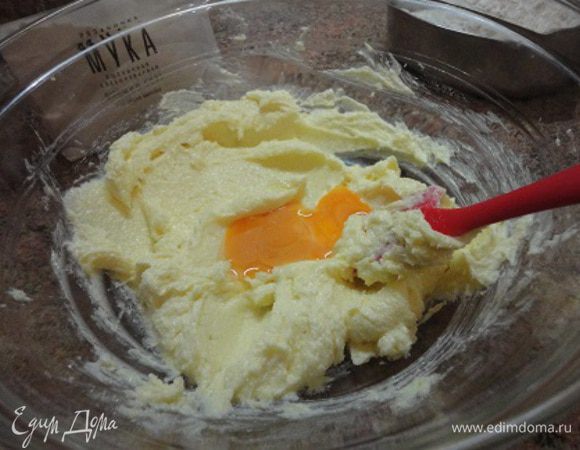 Мягкое сливочное масло с сахаром взбить миксером до растворения сахара. Продолжая взбивать, добавить желтки (по одному).