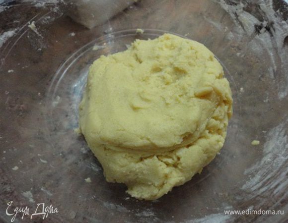 Сухие ингредиенты добавить к яично-масляной смеси и быстро замесить тесто. Оно получается мягкое, но эластичное и послушное. Для приготовления мелких изделий, как птифуры или печенье, его надо обязательно поместить в холодильник на 20 — 30 минут.