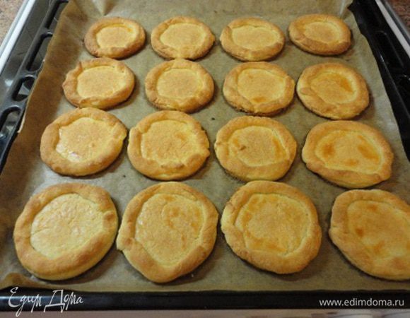 Выпекать 15 минут до золотистого цвета. Оставить остужаться.