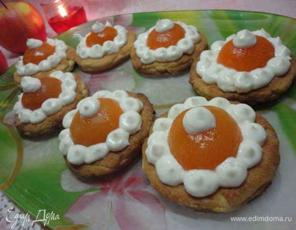А оставшимся кремом из кондитерского шприца украсить каждое пирожное.