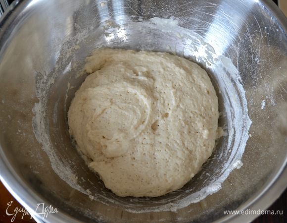 Приготовить дрожжевую основу для выпечки — lievitino. Для этого смешать в миске 100 г муки, 1 ч. л. сахара, дрожжи и 90 мл теплого молока. Все ингредиенты отмеряем от их общего количества, указанного в рецепте! Перемешать все деревянной ложкой, накрыть полотенцем и поставить в спокойное место на 40 минут. Через 40 минут дрожжевая основа будет выглядеть как на фото.