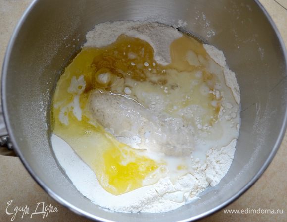 В чашу стационарного миксера (тестомешалки) положить дрожжевую основу, оставшуюся муку, яичные белки (лучше взвешивать на весах, но 130 — 140 г белков, это ориентировочно 4 шт.), оставшийся сахар, молоко, ванилин и растительное масло.  