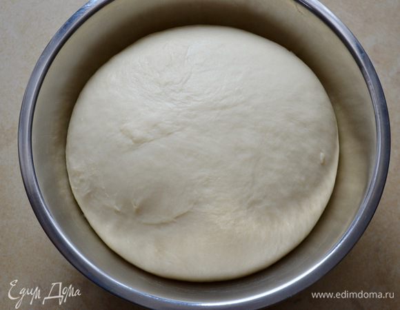 Сформировать из теста шар, выложить в миску, накрыть пленкой и убрать в теплое место (духовку, включенную в режиме «свет», к примеру) на 1,5 — 2 часа, до увеличения теста в объеме вдвое. Оно получается очень приятно в работе! 