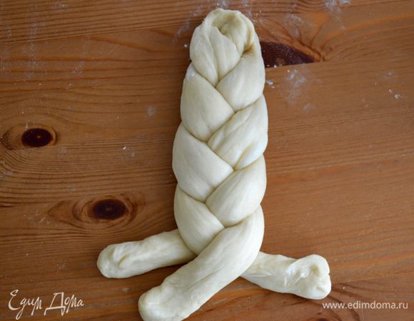 Выложить тесто на рабочую поверхность, слегка присыпанную мукой. Из этого количества теста можно приготовить одну большую плетенку-бриошь, или две небольших. У меня две плетенки. Для этого тесто разделить пополам и каждую часть поделить на три одинаковых части. Раскатать в жгуты и заплести «косу». 