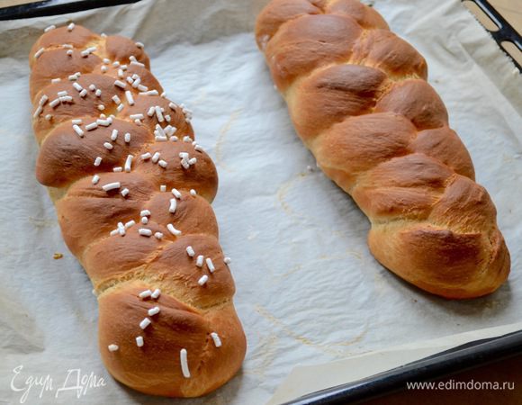 Выпекать 20 — 25 минут (одну большую плетенку-бриошь около 30 минут), не передержите в духовке! Если при выпечке плетенка начнет сильно зажариваться, прикройте ее фольгой.