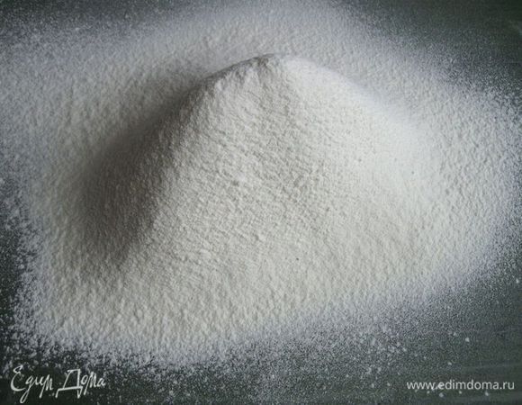 Отмерить нужное количество муки, масла, воды, лимонного сока.
Для рубленого теста подойдет мука с низким содержанием белка (специальная мука для тортов и выпечки, мука высшего сорта или общего назначения). Это теоретически. Что касается муки, которую я использовала, это — Манитоба (другой под рукой не оказалось). Содержание в ней белков (протеинов) довольно высокое — 14 грамм. Слоистость тем не менее получилась. 
Масло (жирностью выше 80%, причем то, которое при хранении в холодильнике достаточно твердое, а не мягкое) порезать на кубики со стороной 1 см. Убрать в морозильную камеру на 15 минут. Это оптимальное время, перемороженное масло, как и мягкое, не годится для приготовления этого теста. Одновременно с маслом убрать в морозильную камеру воду, ее нужно достать непосредственно перед  применением. Нужна ледяная вода. Существует специальный нож для работы с таким тестом, у него несколько лезвий. Я обошлась в работе обычным ножом с длинным лезвием и металлической лопаткой, их надо  убрать в холодильник на некоторое время. Убрать в холодильник и лимонный сок. 
Муку с  солью просеять через сито на рабочую поверхность. 