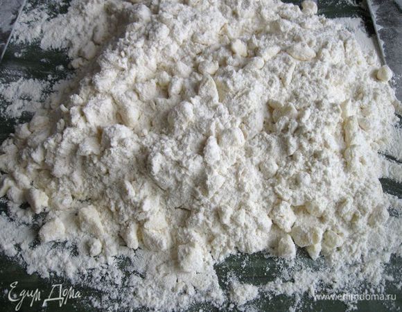 Руками смесь постараться не трогать. Популярная пропорция для смешивания муки, масла, воды — 3: 2:1 (допустимы небольшие отступления в количестве масла, что касается ледяной воды, здесь тоже допустимы изменения, лучше взять сначала меньше, добавлять постепенно, следить за консистенцией теста).
