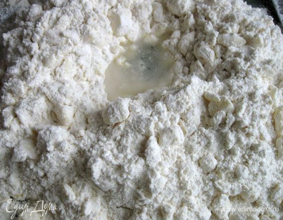  Достать воду из морозильной камеры, смешать ее с лимонным соком, начинать добавлять воду постепенно к смеси. Сначала 1 столовую ложку воды.