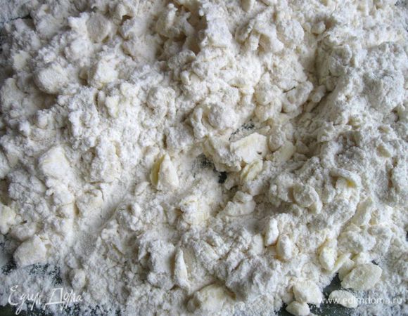 Порубить тесто. Прослойки жира разделяют небольшие части теста друг от друга, в дальнейшем во время выпекания жир будет таять, образуя небольшие полости, что обеспечит готовому изделию слоистую структуру. Работать с этим тестом надо быстро, но аккуратно. Если потратить больше времени, получится некачественное, жесткое тесто.