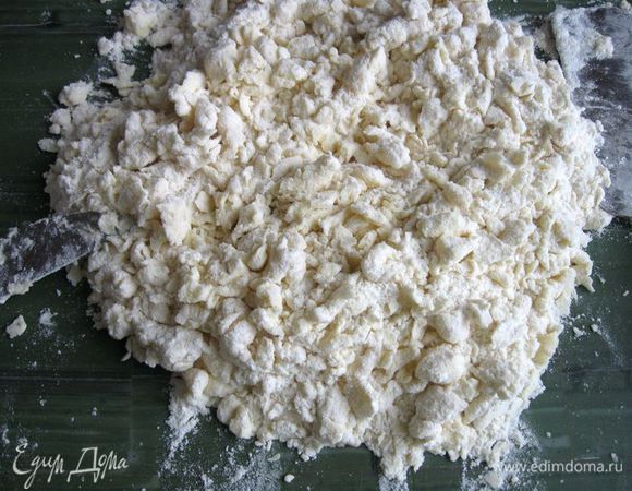 В конечном итоге нам будет необходимо достичь отдельных кусочков размером с горошину (или половину горошины). Совсем измельчать не следует, так как тогда будет присутствовать излишняя рассыпчатость.