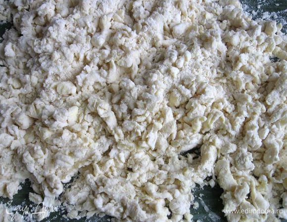 Добавить воду. Что надо помнить здесь: если добавить слишком мало воды, то тесто при раскатке будет рваться по краям, крошиться, слишком много — тесто будет излишне мягким.
Порубить.