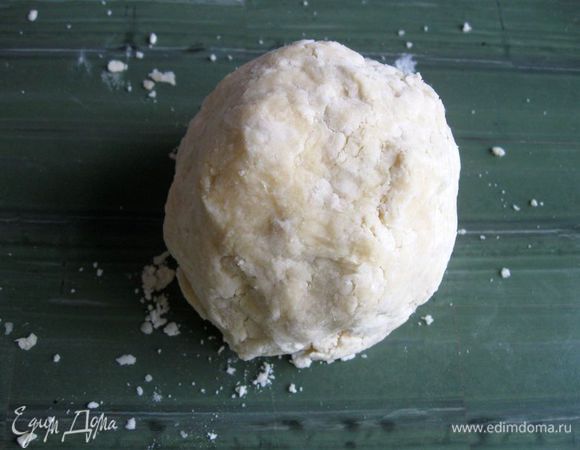 Оформить в шар, сильно его не приминать, оставляя некоторую рыхлость. Контакт с руками должен быть минимальный, так что надо работать достаточно быстро и нежно. Так шар из теста будет выглядеть у вас. Он будет по цвету немного неоднородный. Все так и должно быть. 
