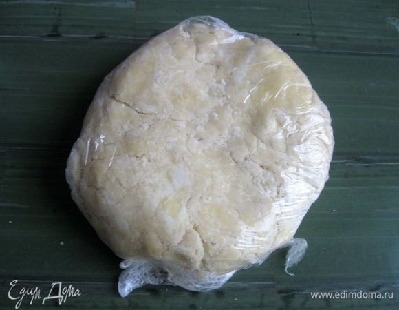Немного примять шар из теста, он должен принять форму толстого диска. Завернуть в пленку и убрать в холодильник минимально на 30 минут, лучше больше.