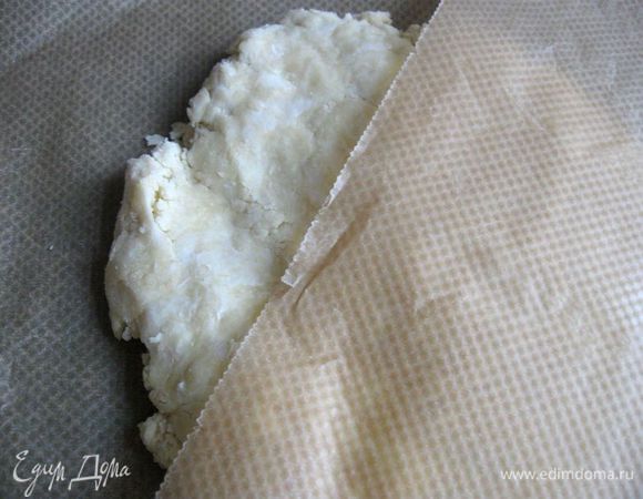 Духовку разогреть до 190°С. Достать тесто из холодильника. Снять пленку, положить на рабочую поверхность (у меня здесь мраморная доска, температура ее ниже деревянной поверхности), прикрытую бумагой для выпечки. Сверху тесто накрыть также бумагой для выпечки.