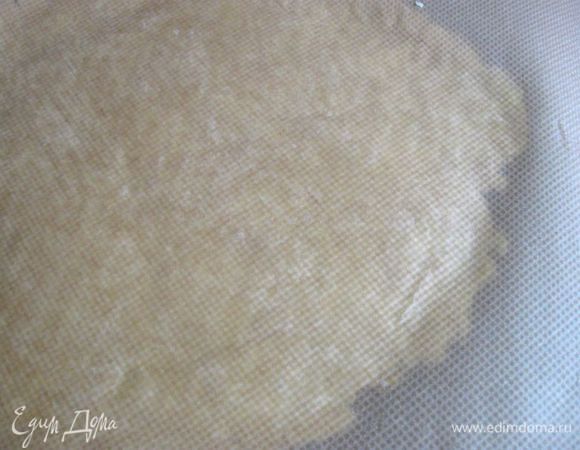 Раскатать тесто от центра к краям. Если форма с высокими бортами, как у меня, учитывайте это при раскатке, борта из теста отдельно здесь не формируются, а тесто раскатывается общим кругом для бортов и основы.