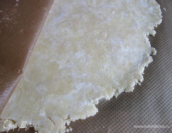 Так оно будет выглядеть после раскатки. Видите его неоднородность, где-то оно светлее, где -то — светло-бежевого или, скорее, желтоватого цвета. Эта неоднородность и была нам нужна. Аккуратно снять верхний слой бумаги.