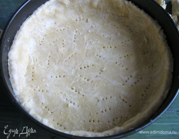 Убрать выступающие края, я борта теста равняла колесиком для пиццы, высота бортов теста составила 1/2 высоты бортика формы. Наколоть тесто вилкой. После этого шага обычно форму с тестом убирают на непродолжительное время в холодильник. Я пекла сразу.