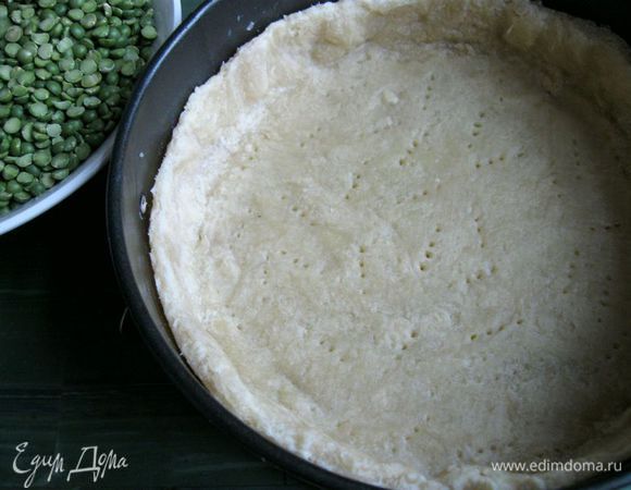 Поставить форму с тестом в духовку на 15 минут. Вынуть форму. Дать немного постоять.