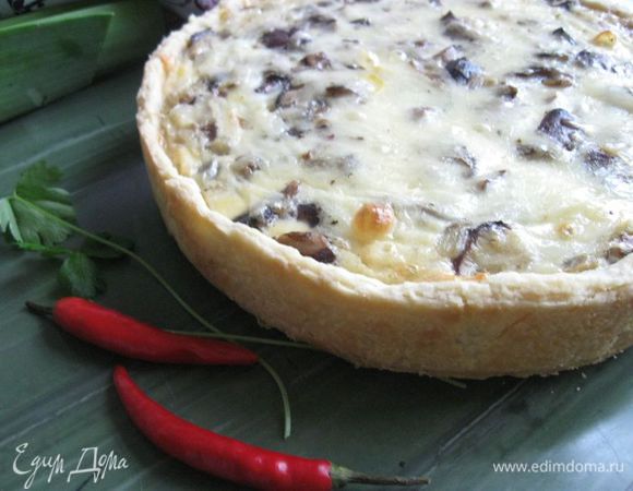 Если будете делать грибной киш, как я, то надо приготовить начинку. Лук почистить, обжарить на сковороде с добавлением оливкового масла, добавить грибы (если грибы  замороженные, предварительно  разморозить), во время обжаривания посолить, поперчить. Грибов здесь довольно много. Начинка была почти вровень с бортами из теста. Дать немного остыть. Приготовить заливку. В миске смешать молоко (100 грамм), яйца (2 штуки), пармезан (40 грамм), натертый на крупной терке. Посолить, поперчить.Положить начинку на тесто, разровнять. Залить молочно-яичной смесью. Поставить в духовку, температуру которой увеличить до 200°С, на 35 минут, в последние 5 минут выпечки температуру духовки я увеличила на 10°С.
Вынуть из духовки. Дать немного остыть, освободить от формы.

