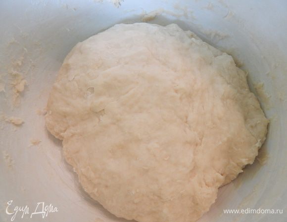 В опару добавить растопленное сливочное масло, 2 яйца, соль, соду и перемешать. Постепенно добавляя муку замесить тесто. Накрыть посуду с тестом полотенцем и убрать в холодильник на 1 час.
