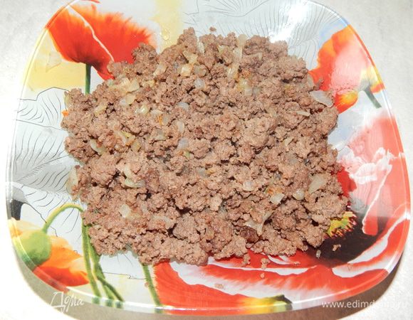 Пока тесто подходит приготовим начинку. Фарш обжарить до полуготовности, добавить мелко нарезанный лук, посолить, поперчить по вкусу. Обжаривать начинку еще минут 5. Сильно не зажаривать, а то косички будут сухими.