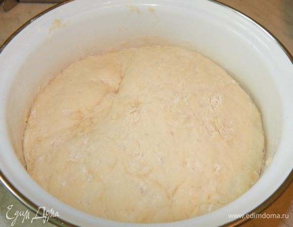 Через час тесто увеличится в объеме в 3 раза. Выложить его на стол присыпанный мукой.