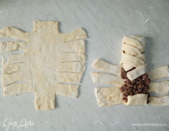 Разделить тесто на 4 части. Берем одну часть и раскатываем прямоугольник, где-то 25х20 см. Сделать надрезы с двух сторон, но не до конца. Начинку тоже разделить на 4 части. Одну часть выложить на середину теста и «заплести» косичку. Так же поступить с оставшимися тестом и начинкой.