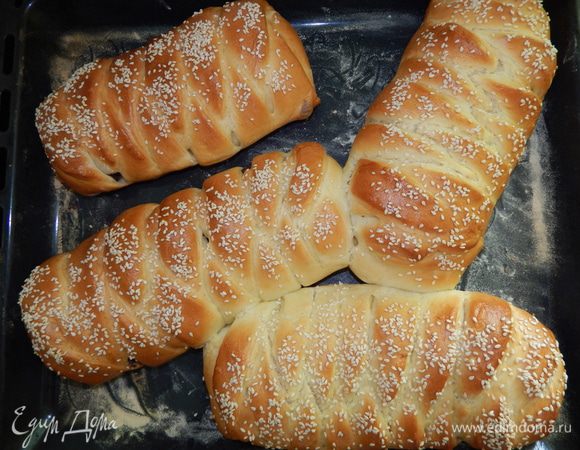 Выпекать косички при температуре 180°С 20 — 25 минут.