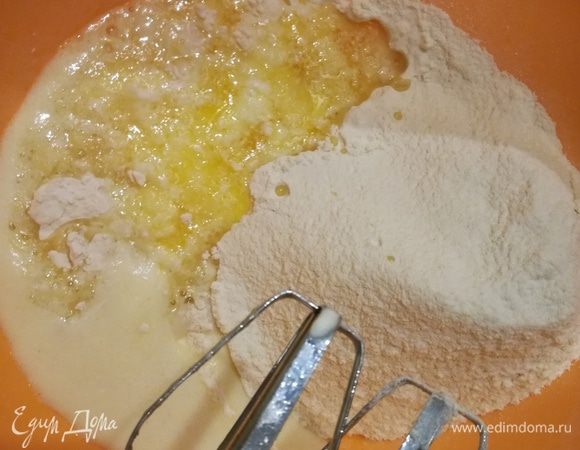Яйца взбить с сахаром, добавить сметану, разрыхлитель, растопленное сливочное масло и муку. Замесить тесто. Если 2,5 стакана муки будет мало, добавляйте больше (до 3 стаканов), пока тесто не получится мягким и пушистым.