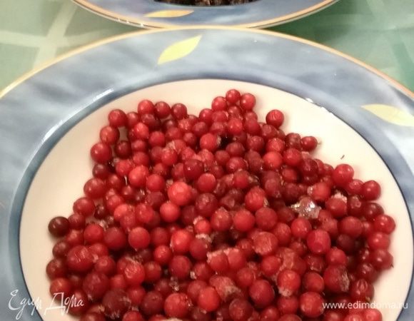 Если использовать замороженные ягоды, то перед приготовлением их надо разморозить 30 — 40 минут. Как раз пока тесто созревает в холодильнике, ягодки оттаивают.