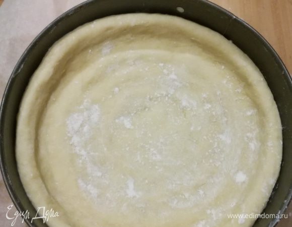 Форму (у меня для торта диаметром 23 см) застелить пергаментом. Смазать слегка бока сливочным маслом. Тесто разложить в форму руками. Оно очень пластичное, поэтому это очень легко сделать. Сформировать небольшие бортики. 