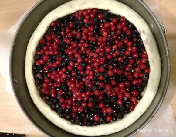 Выложить ягоды. Посыпать сахаром. Я люблю не очень сладкую начинку, поэтому добавляю не более 1 ст. л. сахара.  