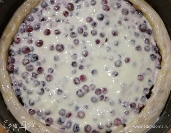 Вылить на ягоды сметанно-йогуртовый крем.