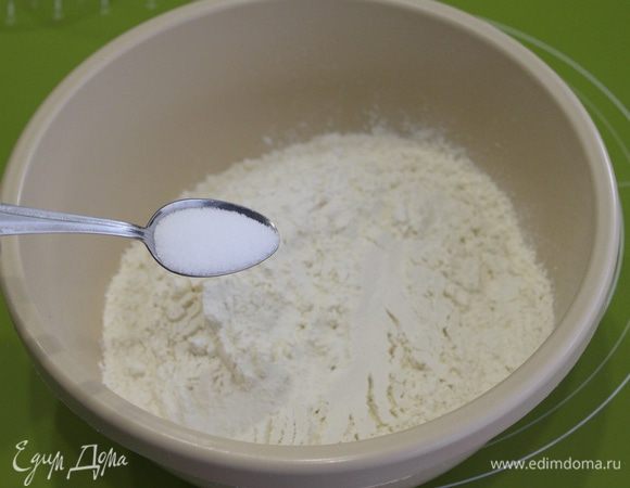 В миску насыпьте муку, добавьте соль.