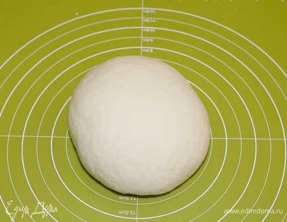 И теперь вымешивайте тесто руками минут 7 — 10, тогда у вас получиться эластичный, гладкий кусок теста.